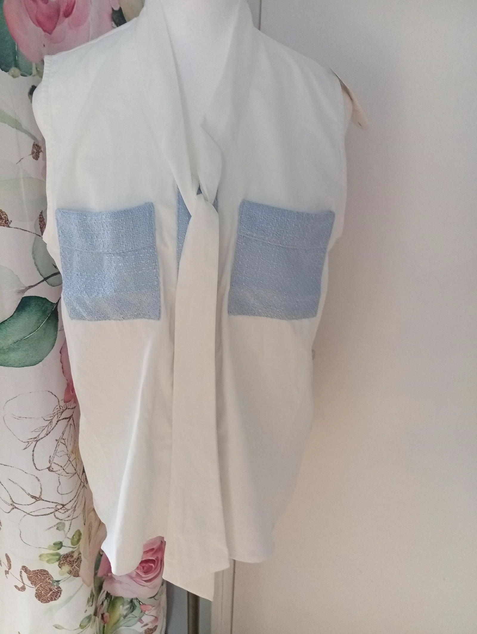 Lichte blouse met lavaliere kraag om vast te binden en contrasterende zakken met textuur – photo 2